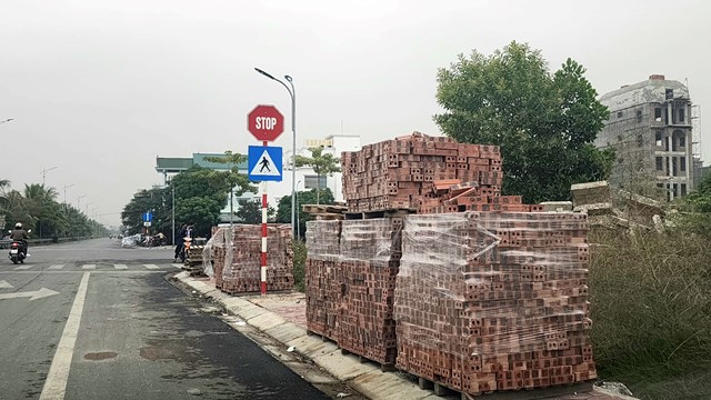 Tuyến đường đôi nông thôn đẹp nhất nhì Hải Phòng đang bị lấn chiếm vỉa hè