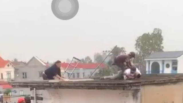 Khống chế đối tượng cầm búa, tuýp sắt dùng gạch vỡ ném xuống QL37