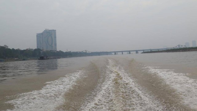 Lực lượng chức năng rà soát, trục vớt vật lạ nghi là bom tại cầu Long Biên