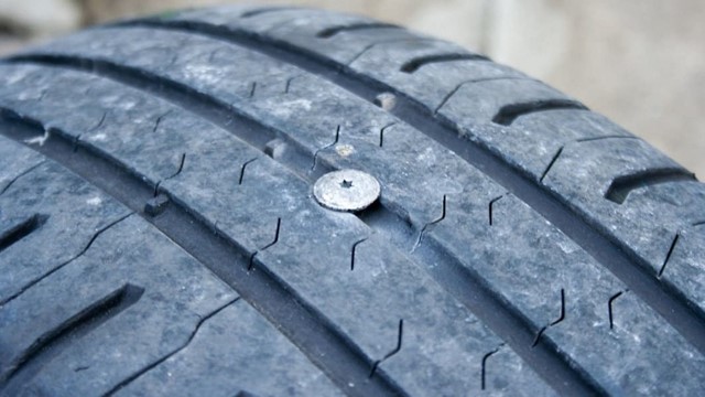 Phát hiện lốp xe ô tô bị dính đinh và mẹo xử lý nhanh nhất