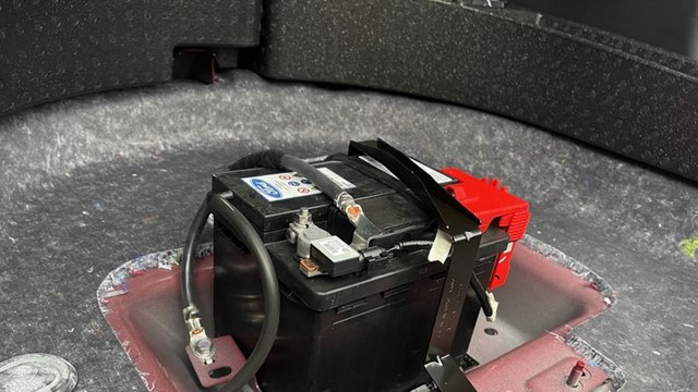 Vì sao ô tô điện vẫn sử dụng ắc quy thường 12V?