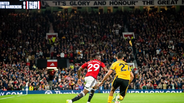 Quỷ đỏ thắng chật vật trận đấu đầu tiên ở mùa giải mới