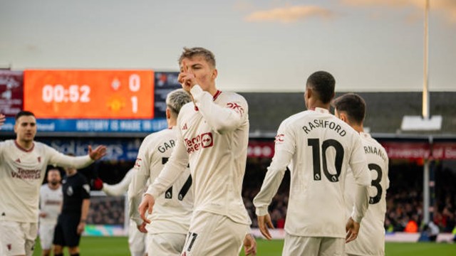 Hojlund tỏa sáng, Man Utd thắng nhọc nhằn trên sân khách