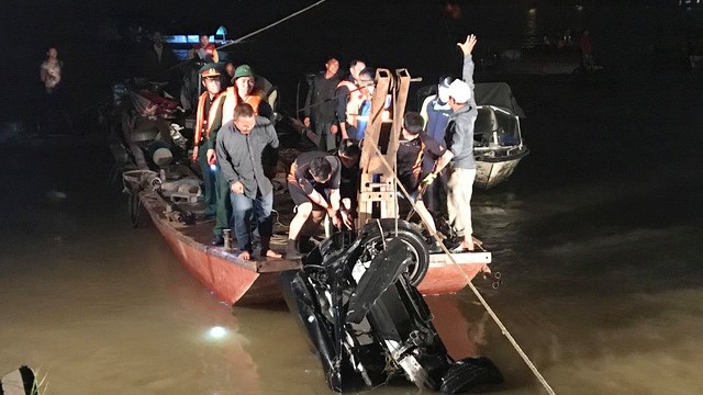 [Video] Toàn cảnh trục vớt chiếc ô tô lao từ cầu Chương Dương xuống sông Hồng