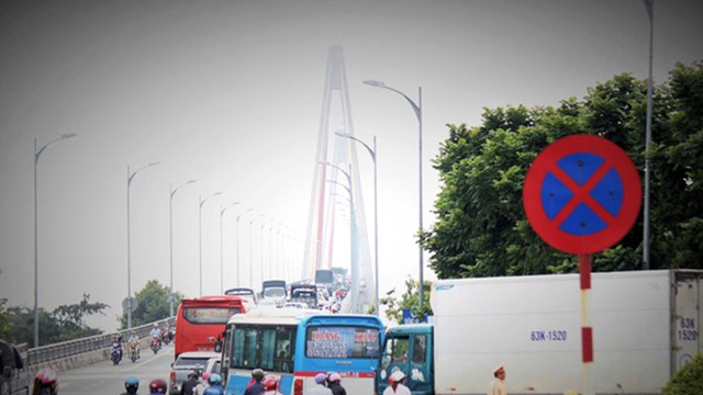 Hàng nghìn phương tiện đổ dồn về, BOT cầu Rạch Miễu buộc phải xả trạm