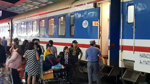 Ngày 30 Tết, hàng nghìn người hối hả về quê trên chuyến tàu Bắc - Nam