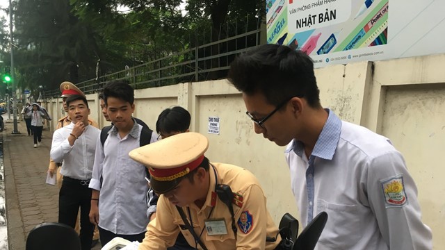 Nhiều học sinh bị xử phạt vì không đội mũ bảo hiểm