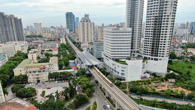 Cận cảnh đoàn tàu Nhổn - Ga Hà Nội chạy suốt 8 ga