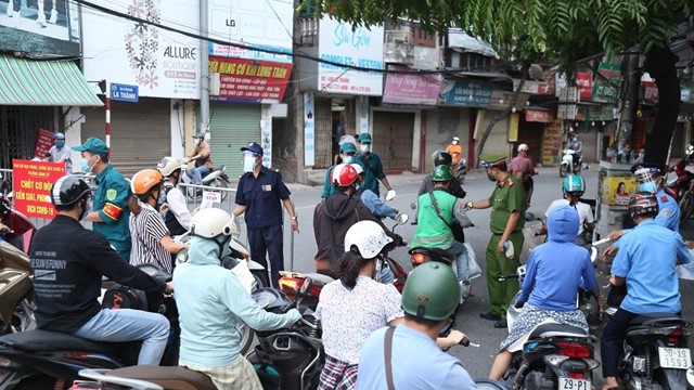 Giãn cách xã hội: Doanh nghiệp, cơ quan cấp giấy đi đường vô tội vạ