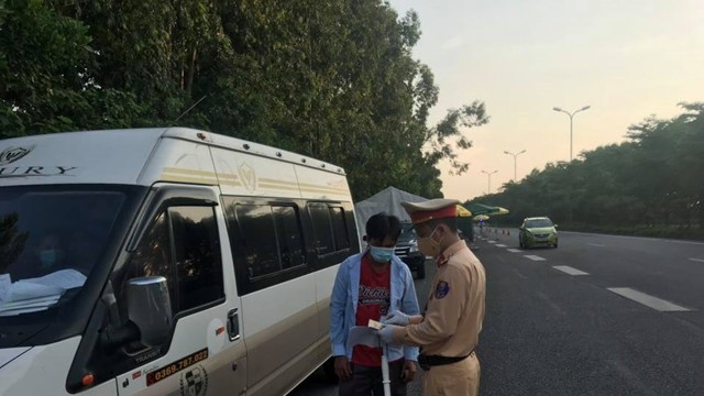 Xử lý tài xế chở quá số người quy định trong thời gian chống dịch Covid-19