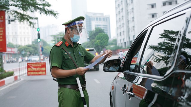 Toàn cảnh ngày đầu Hà Nội siết chặt việc sử dụng giấy đi đường
