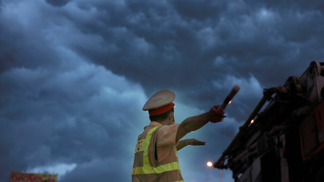 “Lá chắn” Thủ đô gồng mình trong dông lốc