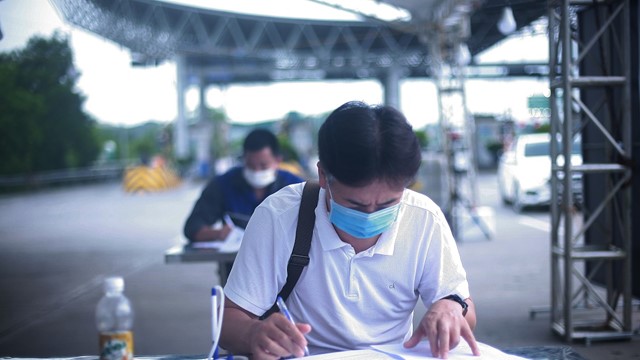 Quét mã QR thay thế khai báo y tế tại chỗ ở 23 chốt kiểm dịch