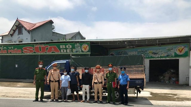 Dùng xe tải hòng chở người “lách” qua chốt kiểm dịch