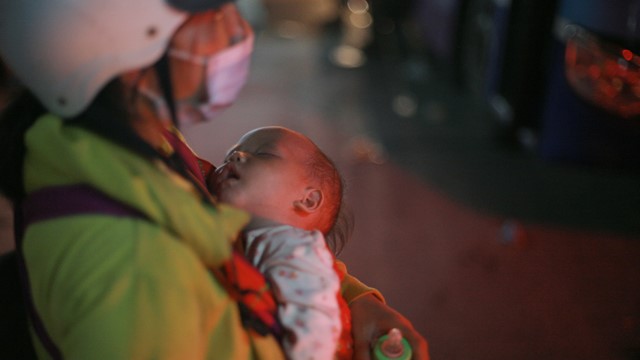 Những đứa trẻ còn “cắp nách” trong dòng người di cư lịch sử