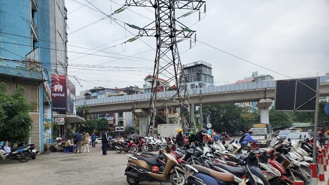 Doanh nghiệp trông giữ xe cam kết chấm dứt nạn “chặt chém” hành khách đi tàu Cát Linh - Hà Đông