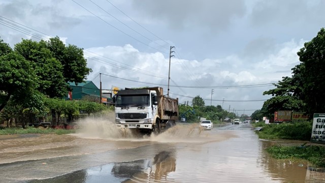 Dựng rào cứng phục vụ thi công sửa chữa hư hỏng mặt cầu Khe Hang