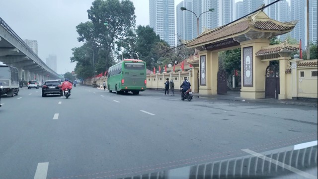 Xe khách “bẻ” tuyến, gây rối loạn giao thông trục đường QL 32