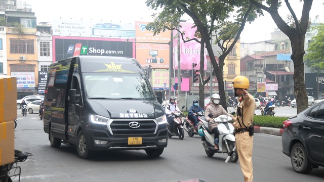 Không để hình thành điểm xe dù, bến cóc trước cổng Rạp xiếc Trung ương