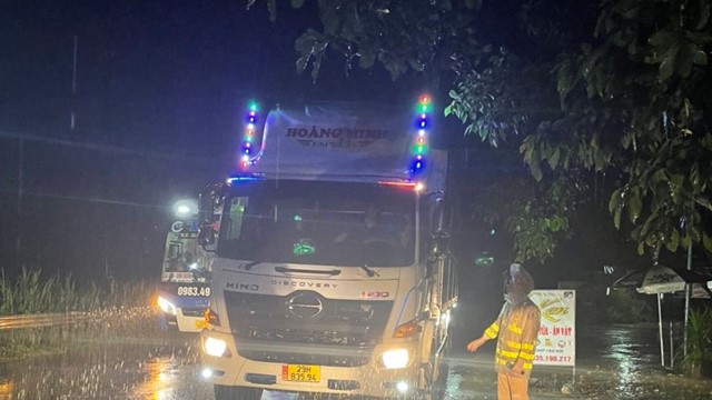 CSGT trắng đêm điều tiết giao thông tại tuyến đường chia cắt do sạt lở