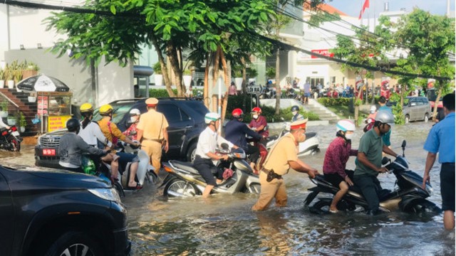 CSGT Cần Thơ “bì bõm” đẩy xe giúp người dân vượt dòng triều cường