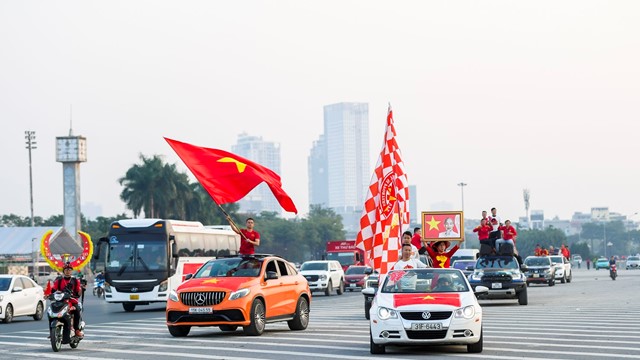 Cổ động viên Việt Nam với sắc đỏ “hâm nóng” sân vận động Mỹ Đình