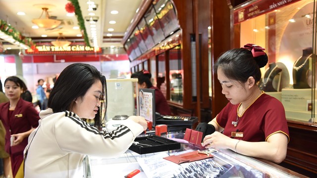 Nhiều người xếp hàng từ 3h sáng để mua Vàng ngày vía thần tài