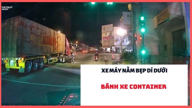 Kinh hoàng xe máy sang đường ẩu bị container nghiền nát xe