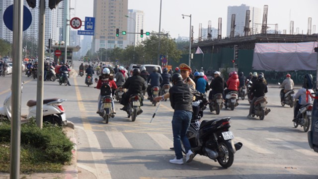 Xử lý phương tiện lấn làn buýt BRT: Không quyết liệt, khó hoàn thành mục tiêu