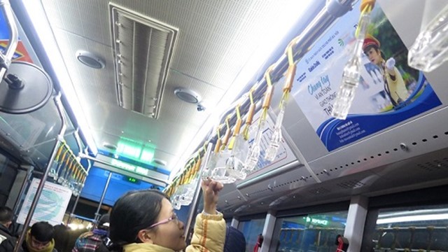 Dán logo Cuộc thi "Vì An toàn Giao thông Thủ đô" buýt nhanh BRT