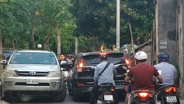 Quận Hoàng Mai: Đường dân sinh “nghẹt thở” vì ô tô