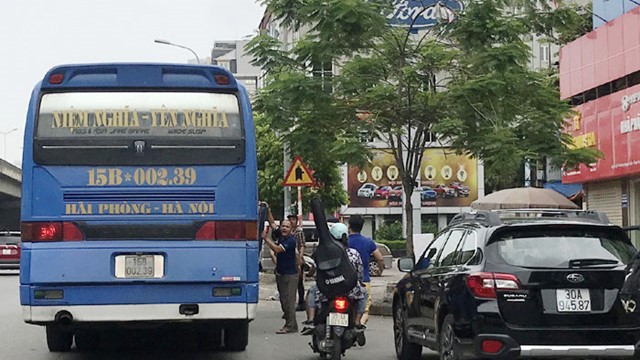 Điểm nóng giao thông: Tiếp diễn bến “cóc” tại nút giao Nguyễn Trãi - Vành đai 3