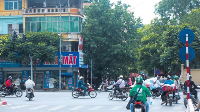 Điểm nóng giao thông: Thản nhiên ngược chiều tại nút Huỳnh Thúc Kháng - Nguyễn Chí Thanh