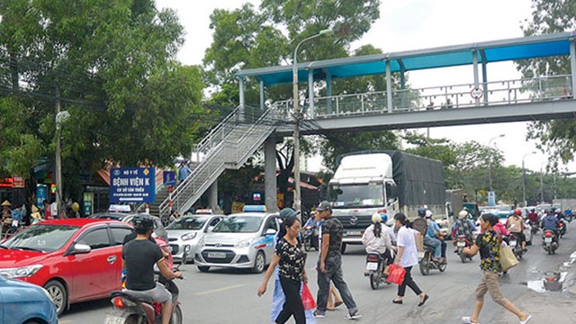 Người Hà Nội sang đường như thiêu thân, ngó lơ cầu bộ hành