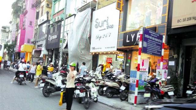 Điểm nóng giao thông: Hiệu sách, hàng quán gây cản trở giao thông