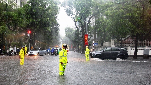 Đảm bảo trật tự an toàn giao thông mùa mưa bão: Tăng cường chốt trực, hạn chế rủi ro
