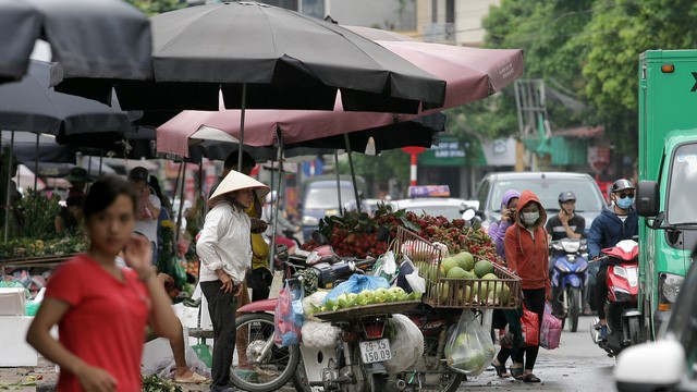 Phố Trần Bình, Hà Nội: Người đi bộ không còn lối đi trên vỉa hè