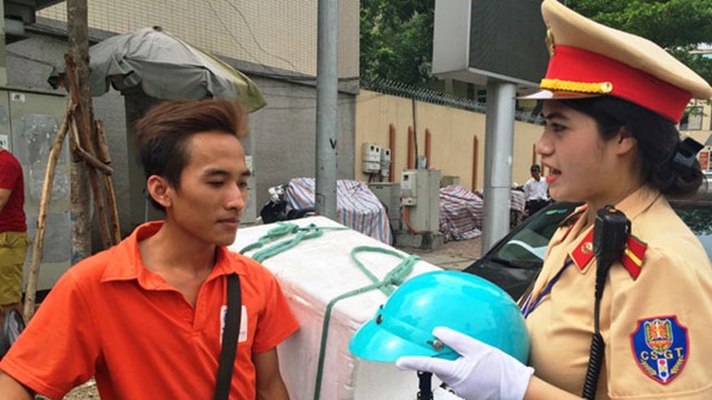 Hà Nội: CSGT tặng mũ bảo hiểm cho người vi phạm