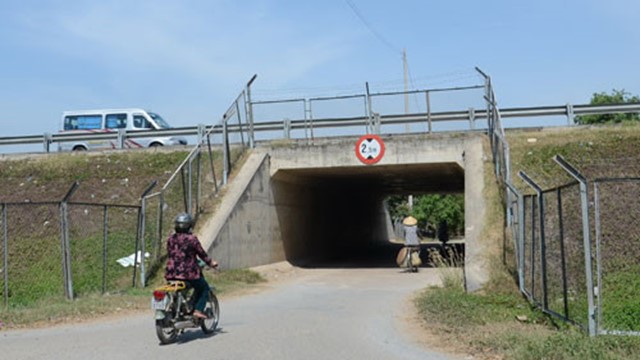 Đóng cống chui qua cao tốc Pháp Vân để thi công