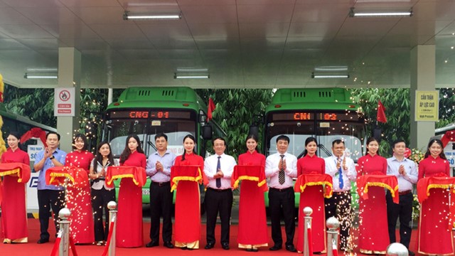 Hà Nội: Xe buýt sử dụng nhiên liệu sạch CNG chính thức lăn bánh