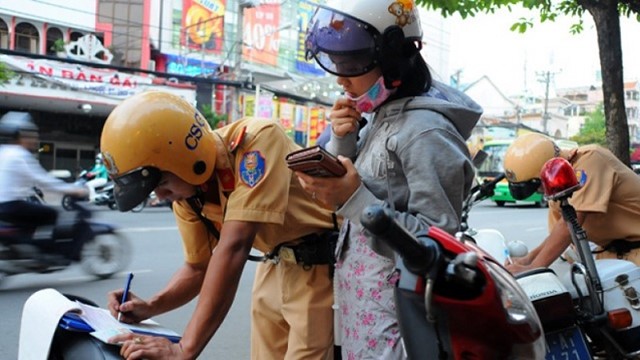Hà Nội: CSGT tăng cường kiểm tra, xử lý vi phạm về bảo hiểm bắt buộc trách nhiệm dân sự đối với chủ xe