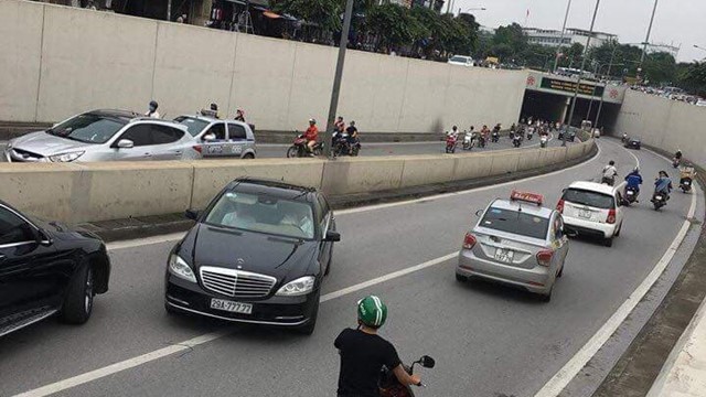 Xe Mercedes biển “ngũ quý” ngang nhiên đi ngược chiều trong hầm Kim Liên