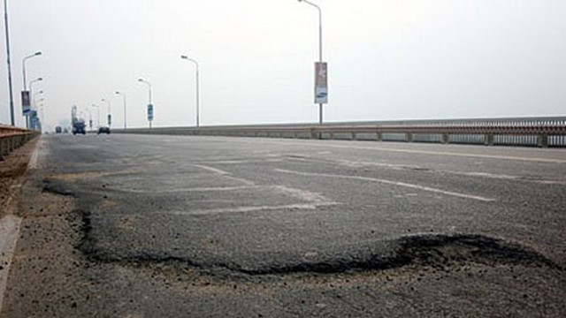 Hà Nội: Chưa nhận bàn giao vì cầu Thăng Long hư hỏng nặng