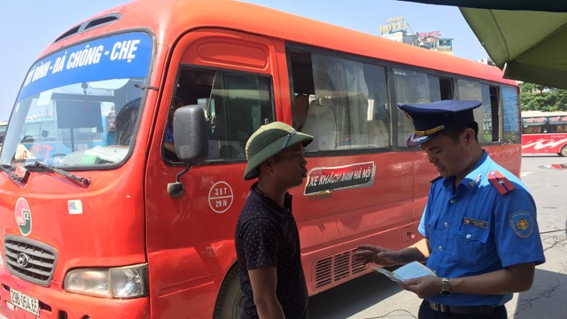 Hà Nội: Đình tài xe khách lắp thiếu ghế, khí thải vượt ngưỡng