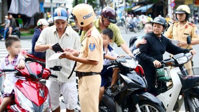 Không chấp hành yêu cầu kiểm tra của CSGT bị phạt thế nào?