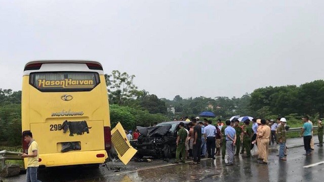 "Xế hộp" đâm xe khách trên cao tốc Nội Bài - Lào Cai, nhiều người bị thương