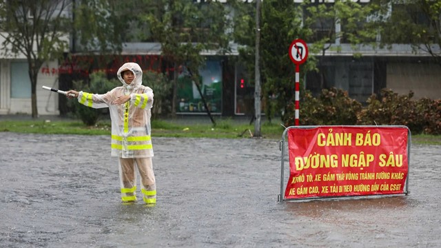 Hà Nội: còn 23 vị trí ngập sâu, xe không đi qua được