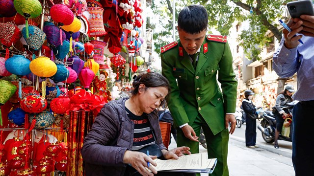 Hà Nội: ra quân dỡ mái che, dọn dẹp vỉa hè trả lại đường cho người đi bộ