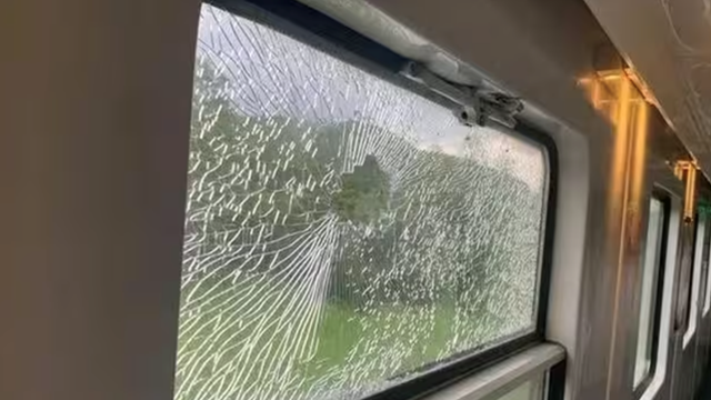 Một nhóm học sinh từ 11-14 tuổi ném đá làm vỡ kính 2 toa tàu SE1