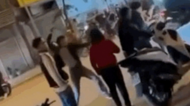 Ngăn va chạm sau tai nạn, nhóm thanh niên bất ngờ nổi máu côn đồ giữa đường